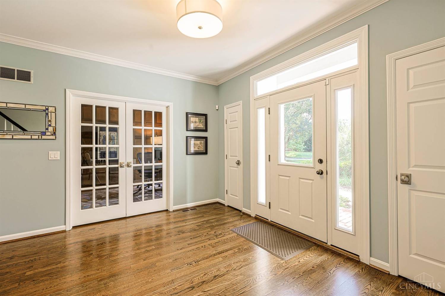 Photo 4 of Sale Pending at 104 Hetherington Ln, Glendale, OH 45246 | MLS# 1894065 | Listing updated on 2026-09-21