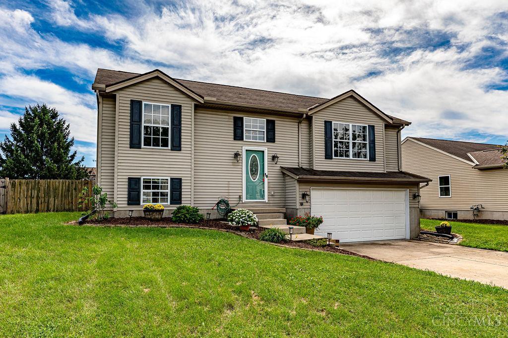 Photo 2 of Single family home for sale at 925 Autumn Ct, Trenton, OH 45067 | MLS# 1887183 | Listing updated on 2026-09-18