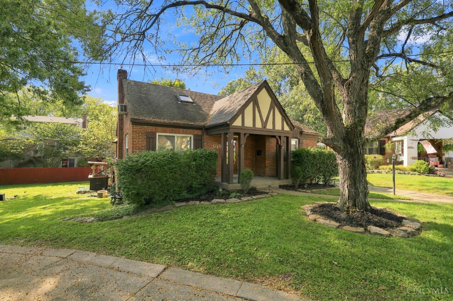 Photo 3 of Single family home for sale at 949 Winsray Ct, Springfield Twp., OH 45224 | MLS# 1893994 | Listing updated on 2026-09-18