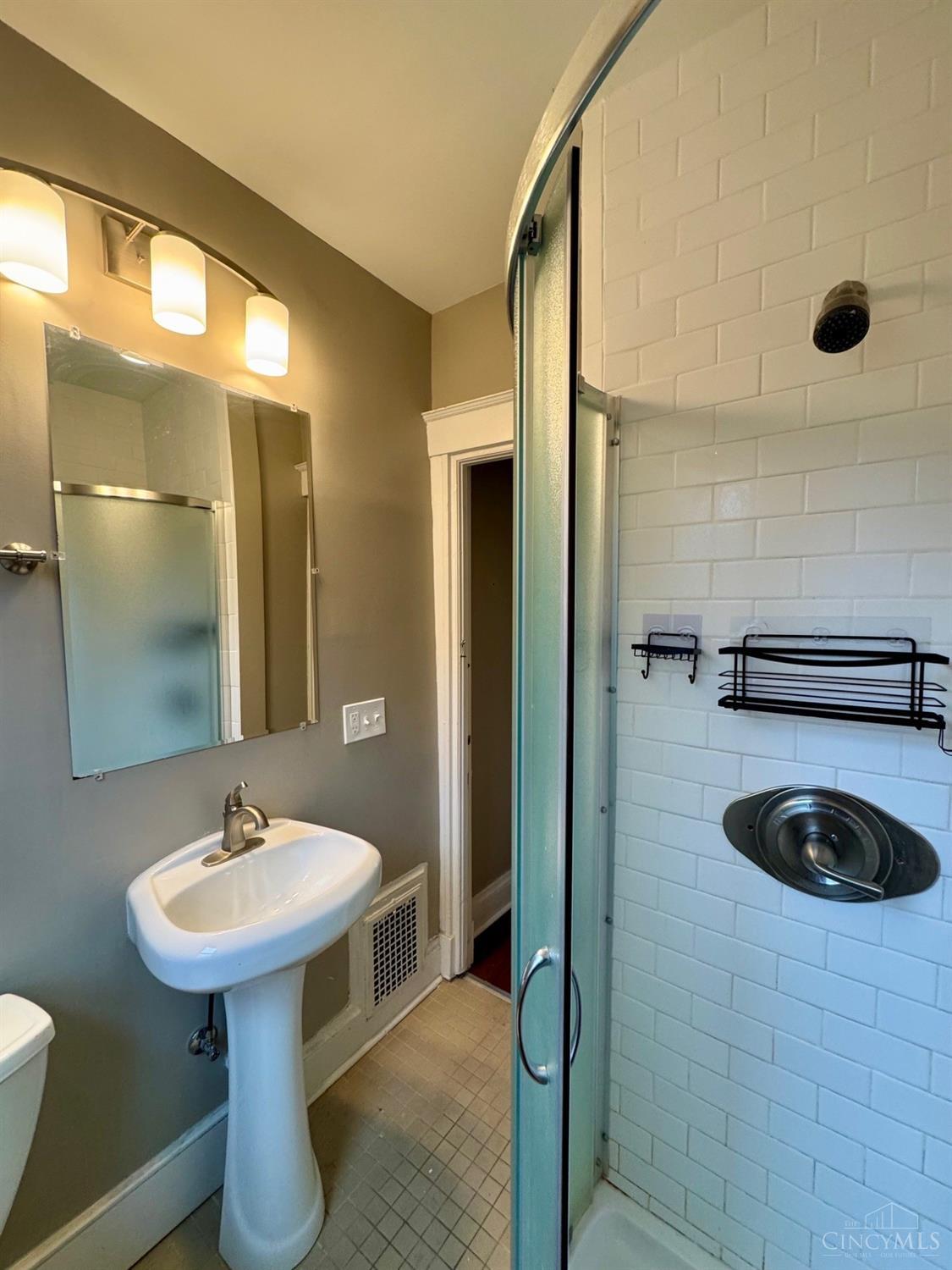 2806 Observatory Avenue, Cincinnati, OH, 45208 — photo 24