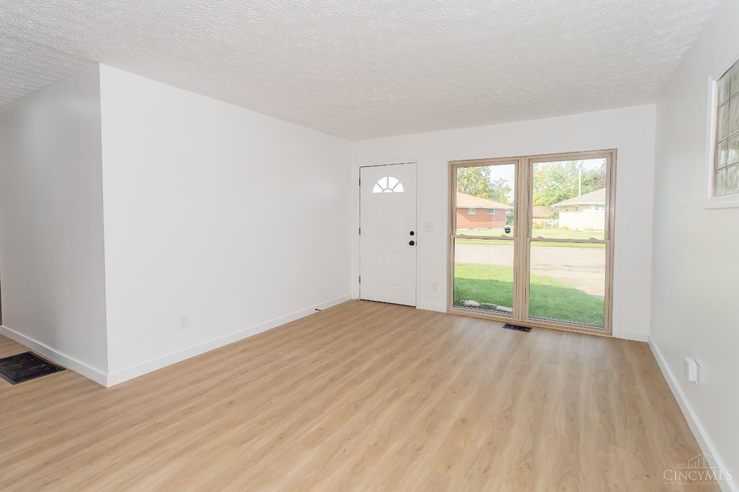 Photo 3 of Single family home for sale at 3972 Kenwood Dr, Hamilton, OH 45015 | MLS# 1894488 | Listing updated on 2026-10-06