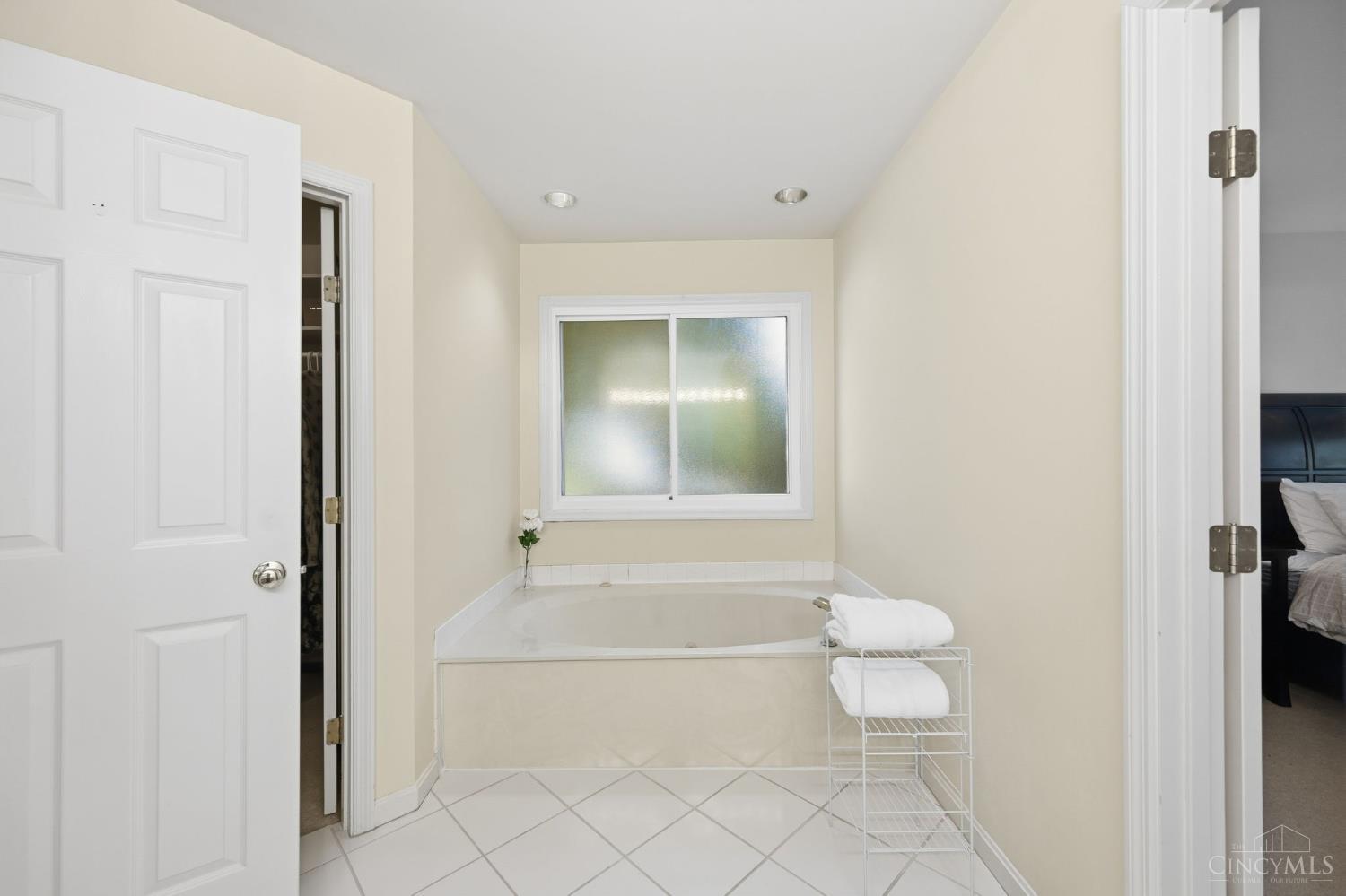 6865 Fox Hill Lane, Madeira, OH, 45236 — photo 25