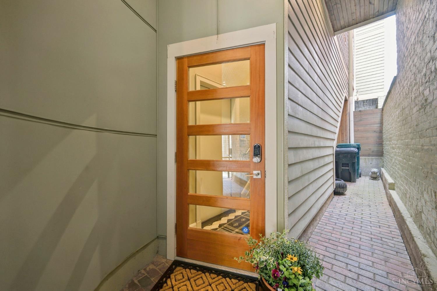 Photo 3 of Single family home for sale at 208 Wade St, Cincinnati, OH 45202 | MLS# 1894412 | Listing updated on 2026-09-19