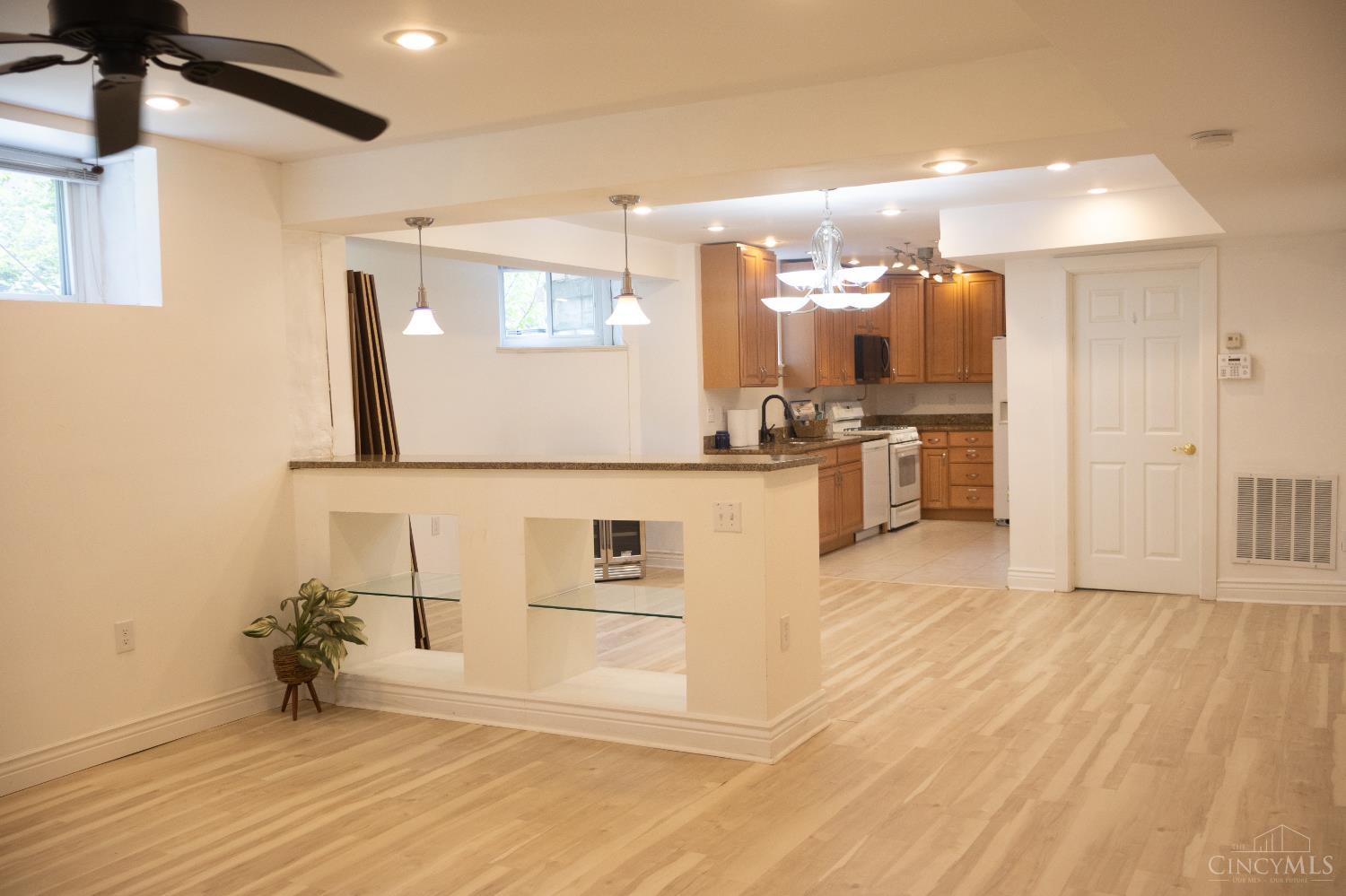 Listing Photo 5 - Condo for sale in building located at 348 Thrall St, Cincinnati, OH 45220 - Unit #1