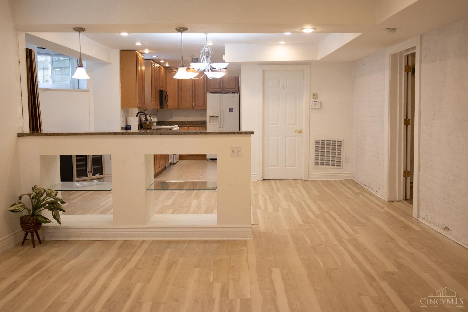 Listing Photo 4 - Condo for sale in building located at 348 Thrall St, Cincinnati, OH 45220 - Unit #1