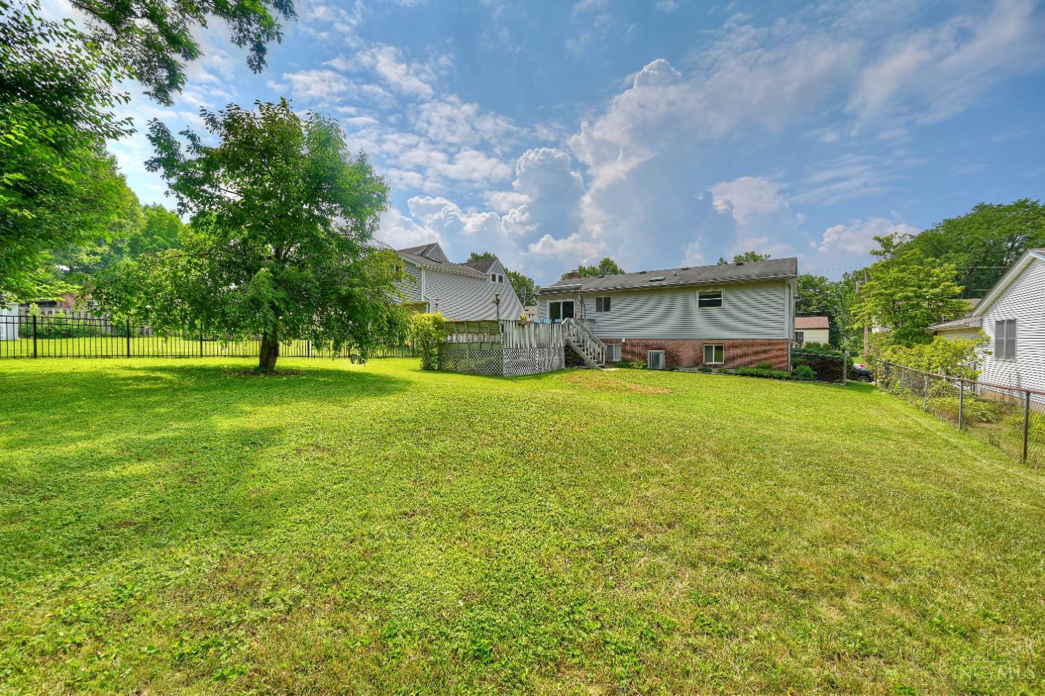 Photo 3 of Sale Pending at 960 Butterfly Ct, Springfield Twp., OH 45231 | MLS# 1894671 | Listing updated on 2026-09-25