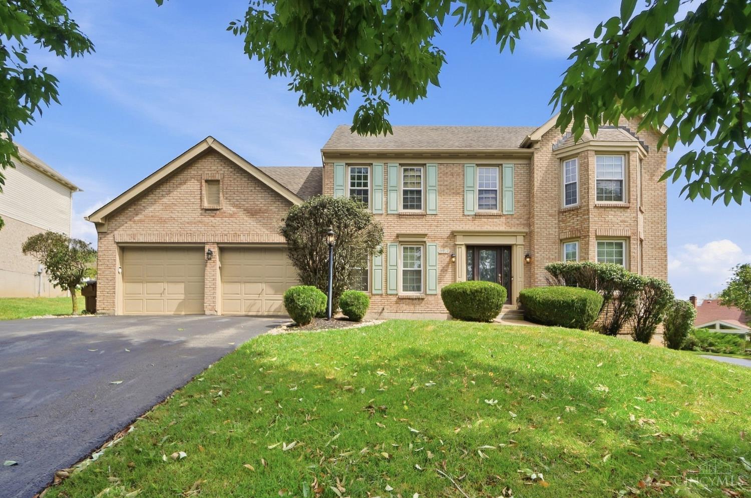Photo 3 of Single family home for sale at 10934 Fallstone Dr, Springdale, OH 45246 | MLS# 1894937 | Listing updated on 2026-09-24