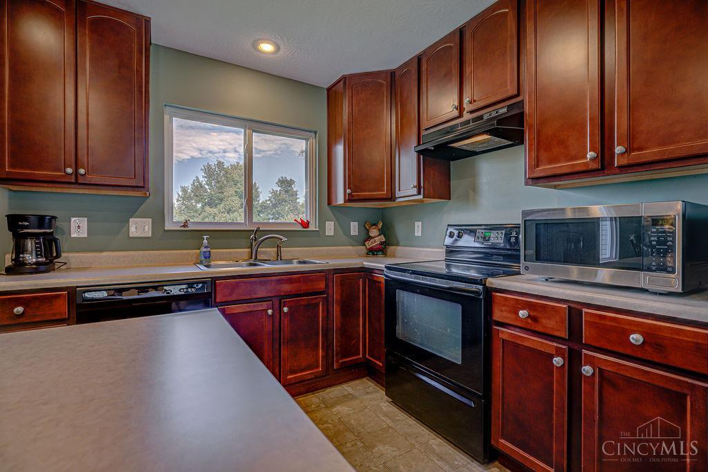 Photo 3 of Sale Pending at 6988 Ruwes Oak Dr, Green Twp, OH 45248 | MLS# 1895324 | Listing updated on 2026-09-29