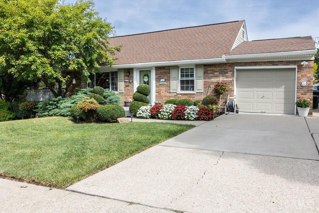 Photo 3 of Sale Pending at 5678 Hollowview Ct, Cincinnati, OH 45233 | MLS# 1895445 | Listing updated on 2026-10-05