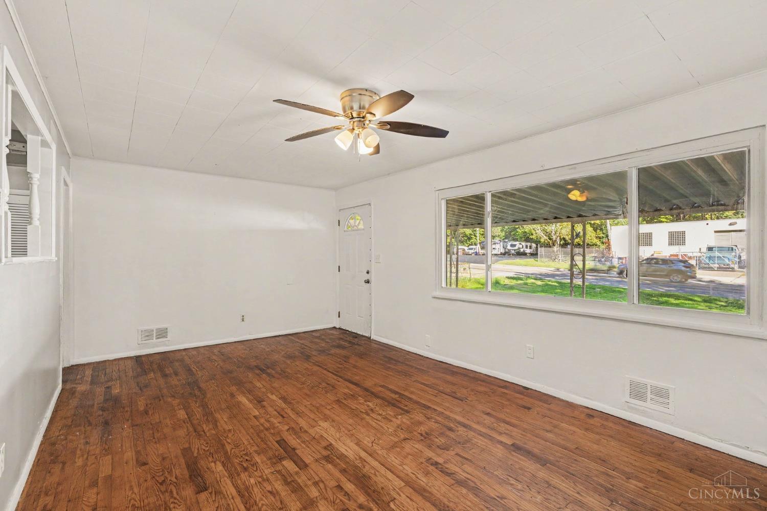 Photo 3 of Single family home for sale at 4033 Delhi Rd, Delhi Twp, OH 45204 | MLS# 1894599 | Listing updated on 2026-09-28