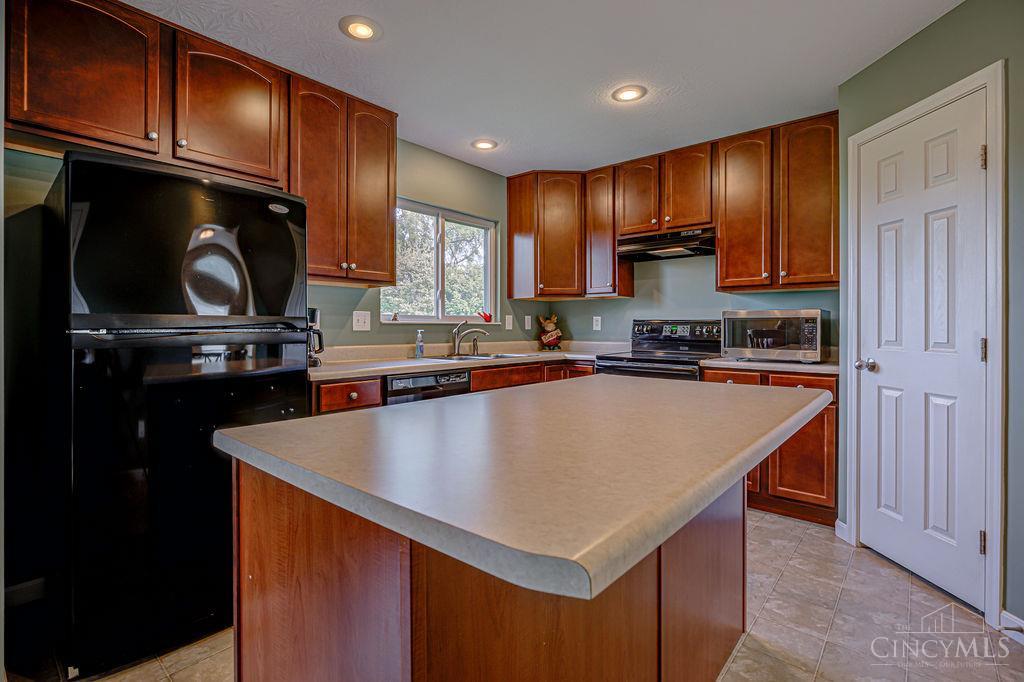 Photo 2 of Sale Pending at 6988 Ruwes Oak Dr, Green Twp, OH 45248 | MLS# 1895324 | Listing updated on 2026-09-29
