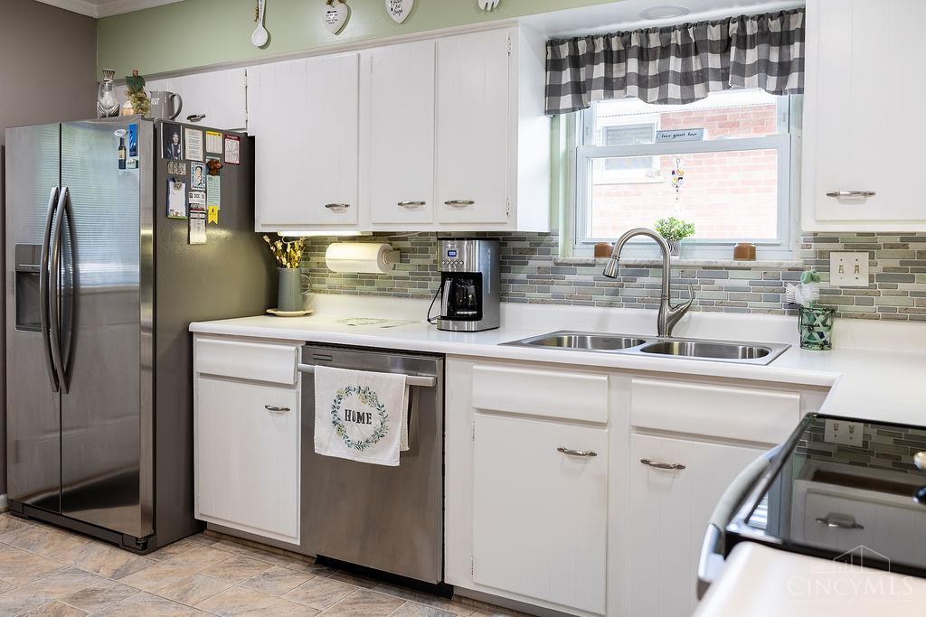 Photo 3 of Sale Pending at 5678 Hollowview Ct, Cincinnati, OH 45233 | MLS# 1895445 | Listing updated on 2026-10-05