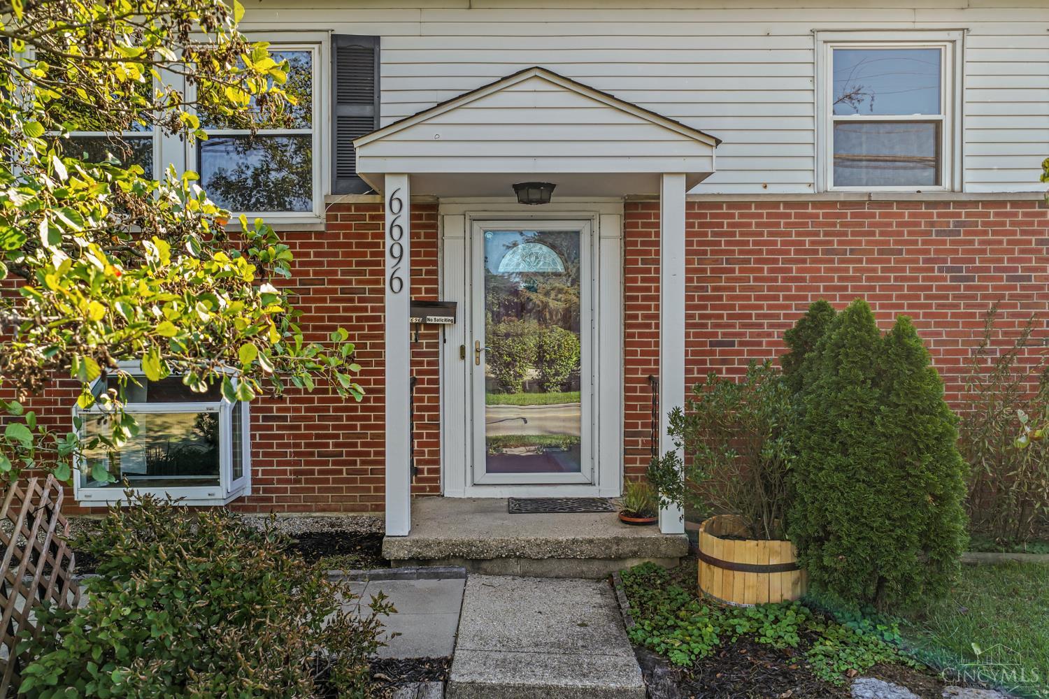 Photo 2 of Sale Pending at 6696 Butler Warren Rd, Mason, OH 45040 | MLS# 1895509 | Listing updated on 2026-10-06