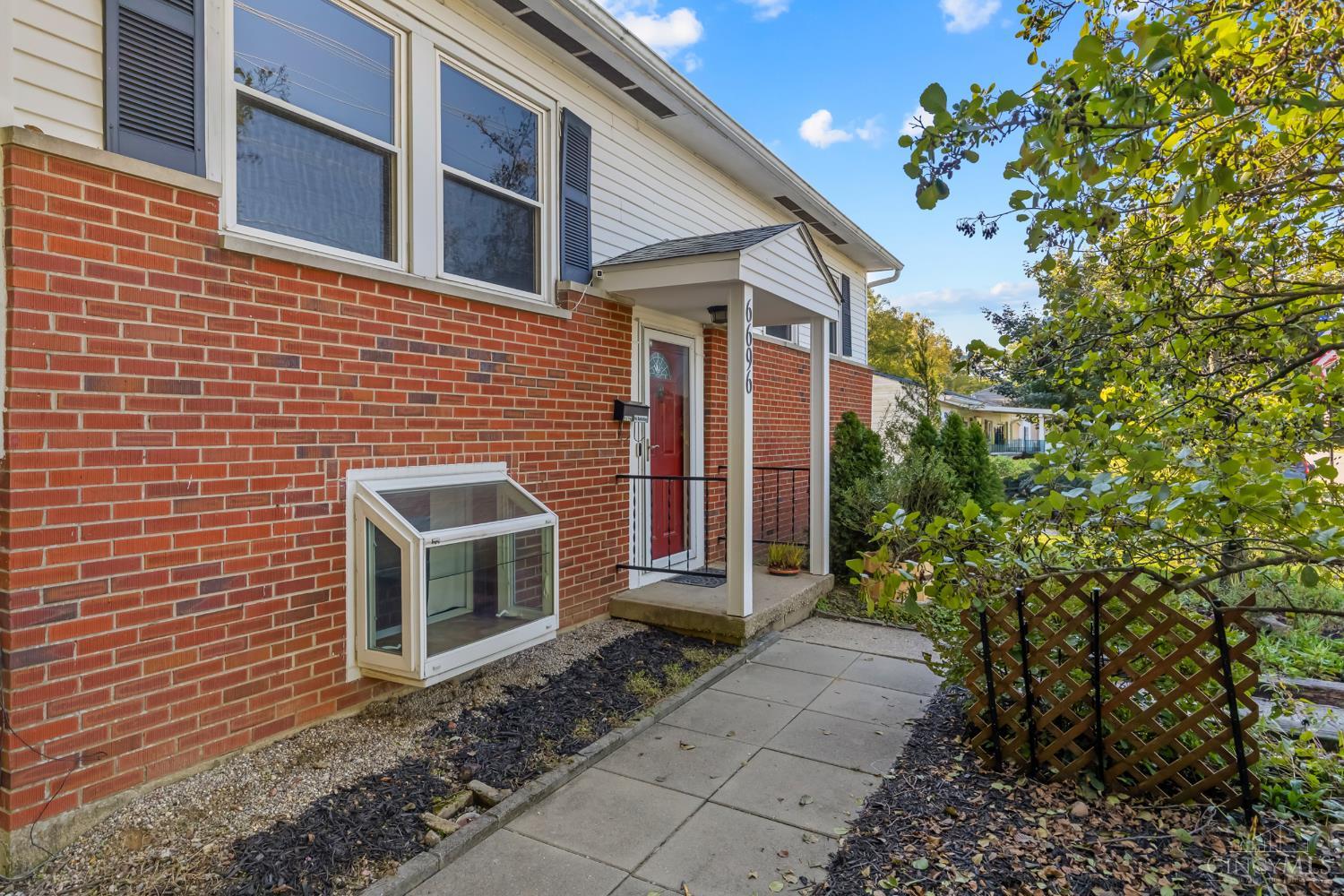 Photo 3 of Sale Pending at 6696 Butler Warren Rd, Mason, OH 45040 | MLS# 1895509 | Listing updated on 2026-10-06