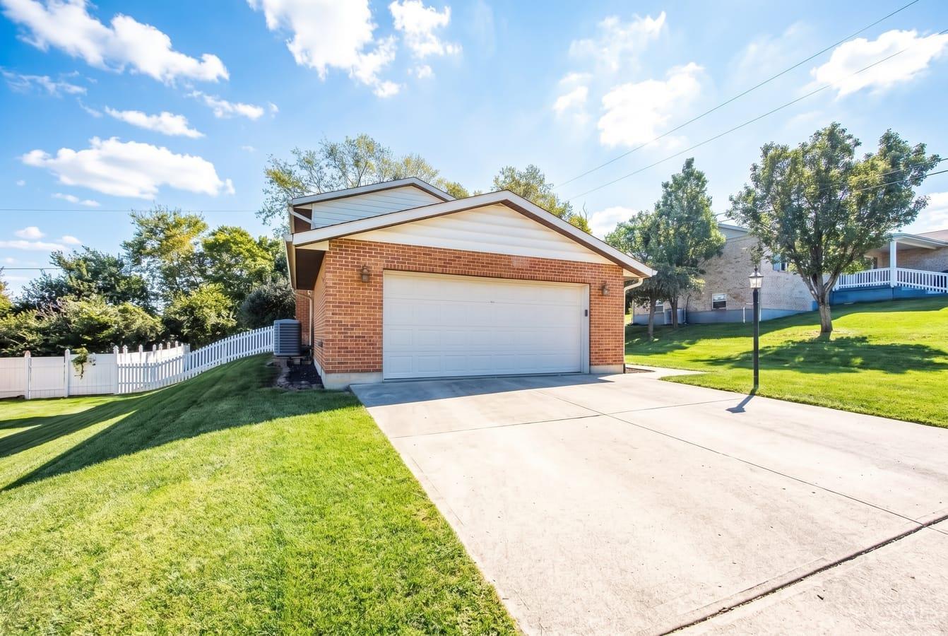 Photo 3 of Single family home for sale at 90 Mollie Dr, Hamilton, OH 45013 | MLS# 1895450 | Listing updated on 2026-10-03