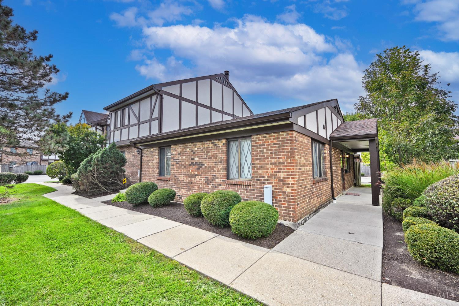 Photo 3 of Townhouse for sale at 9450 Haddington Ct, Colerain Twp, OH 45251 | MLS# 1895957 | Listing updated on 2026-10-02