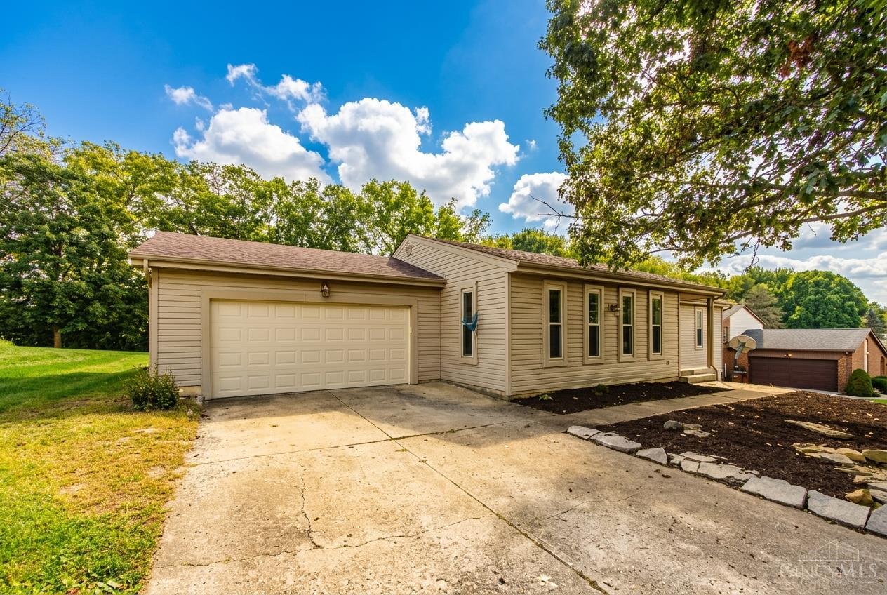 Photo 2 of Single family home for sale at 5894 Red Oak Dr, Fairfield, OH 45014 | MLS# 1895496 | Listing updated on 2026-10-01