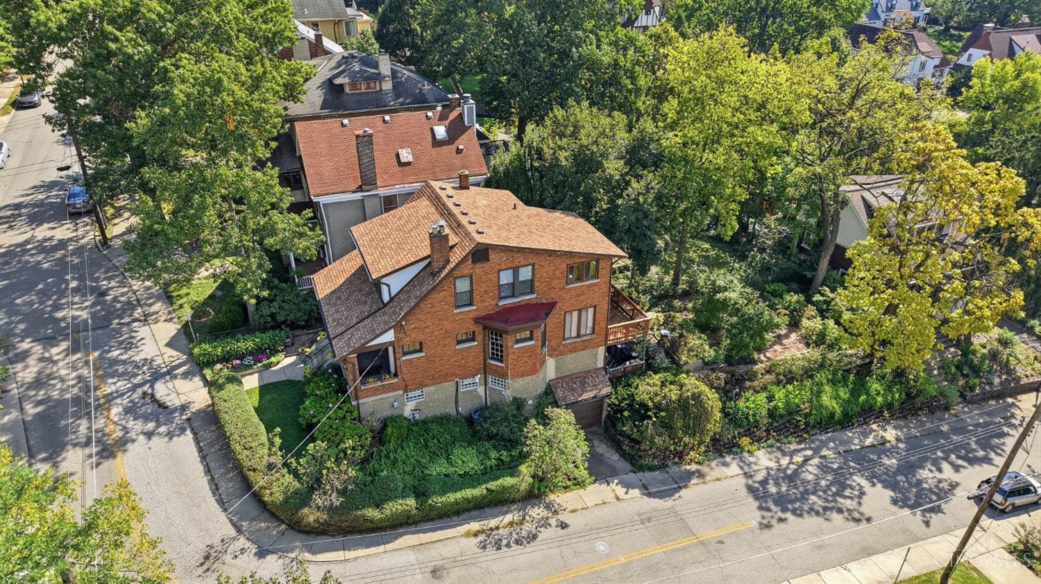 Photo 4 of Sale Pending at 577 Evanswood Pl, Cincinnati, OH 45220 | MLS# 1895561 | Listing updated on 2026-10-16