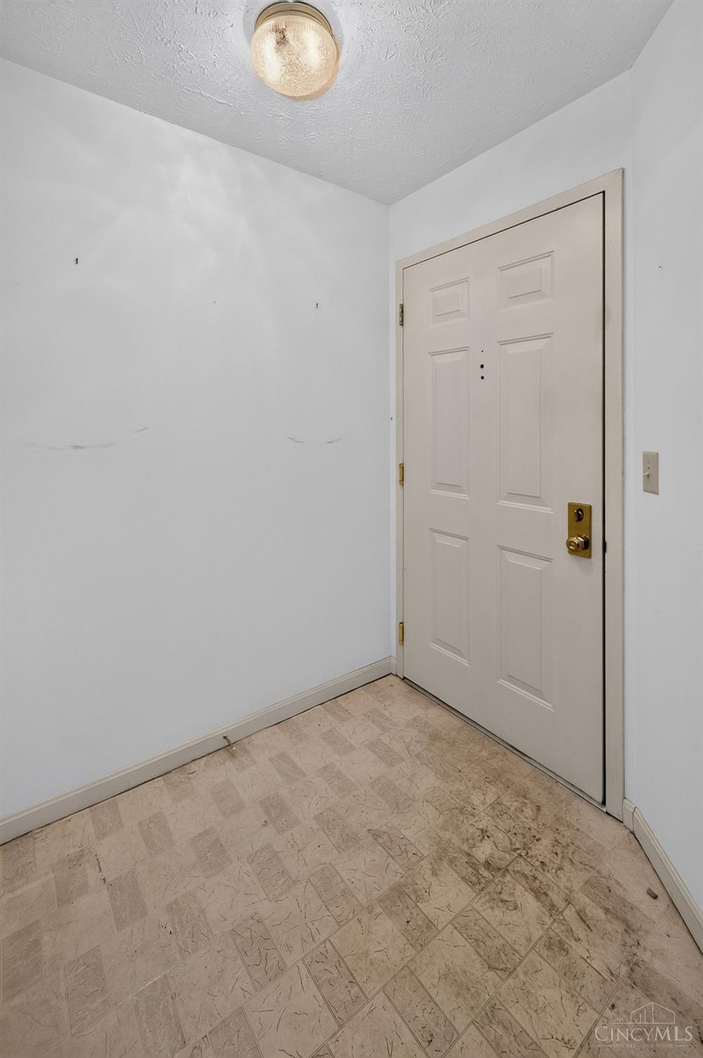 Listing Photo 4 - Condo for sale in building located at 3211 Heritage Sq Dr, Colerain Twp, OH 45251 - Unit #5