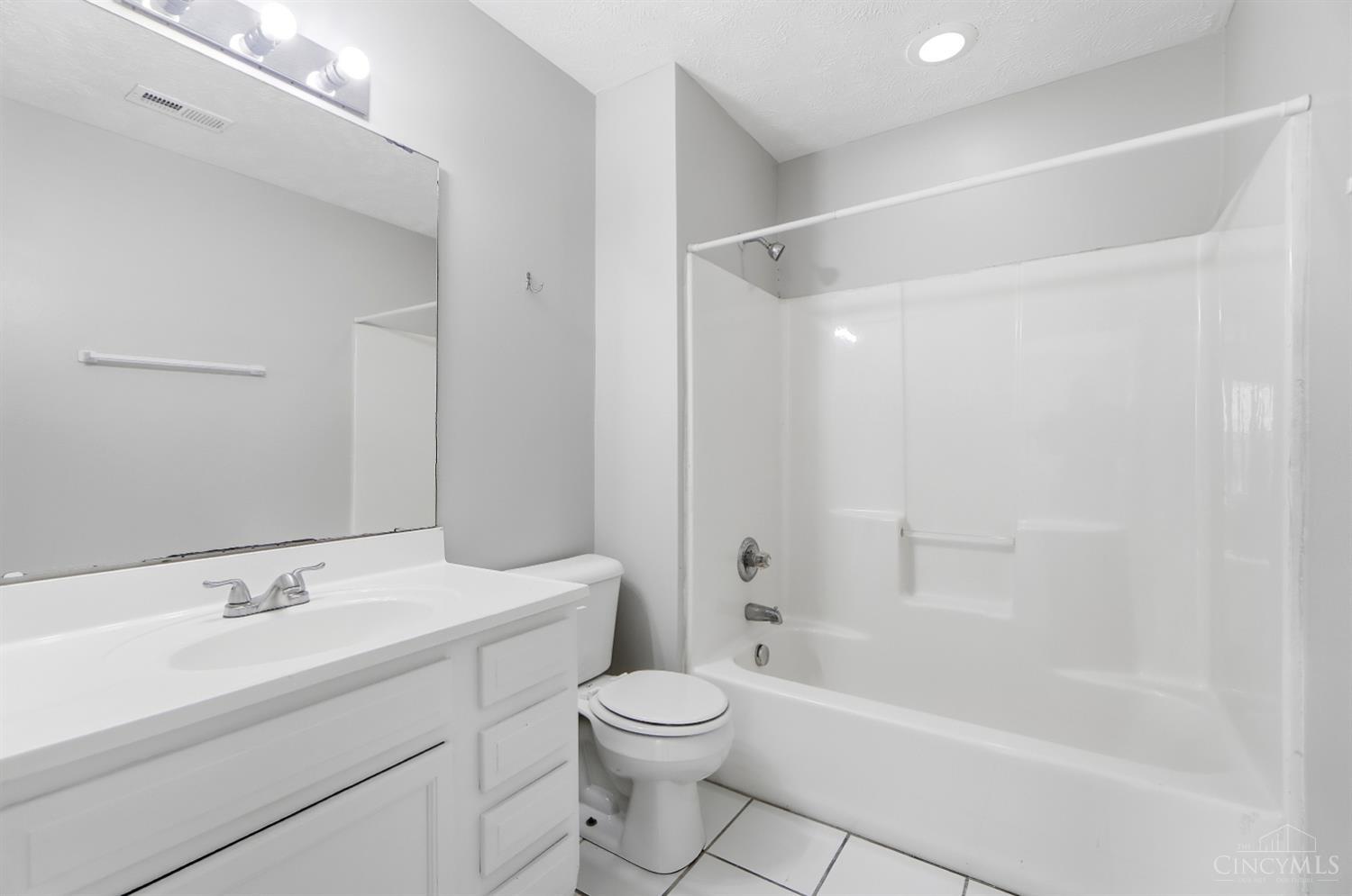 Listing Photo 4 - Condo for sale in building located at 4489 Ammon Ave, Cincinnati, OH 45223