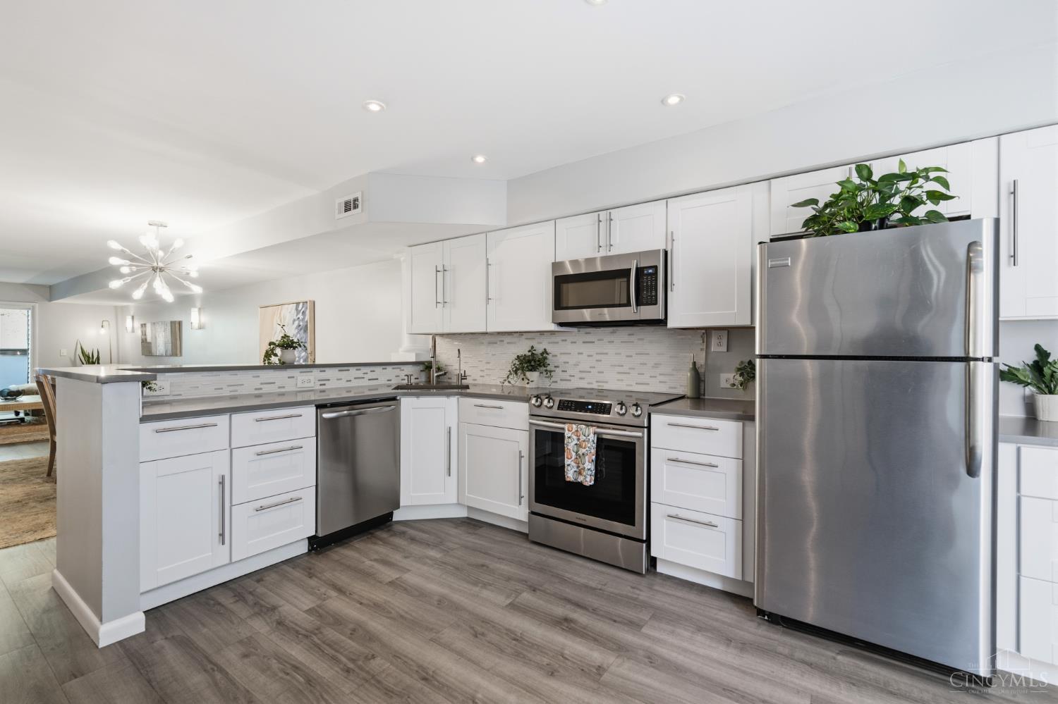 Listing Photo 5 - Condo for sale in building located at 3760 Ashworth Dr, Cincinnati, OH 45208