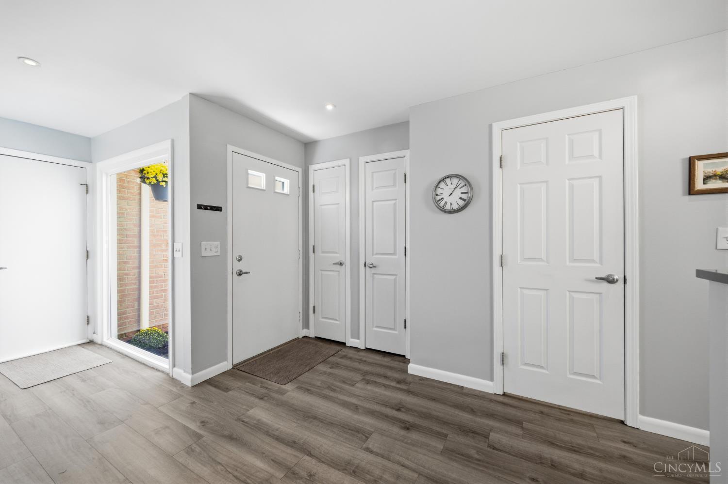 Listing Photo 4 - Condo for sale in building located at 3760 Ashworth Dr, Cincinnati, OH 45208