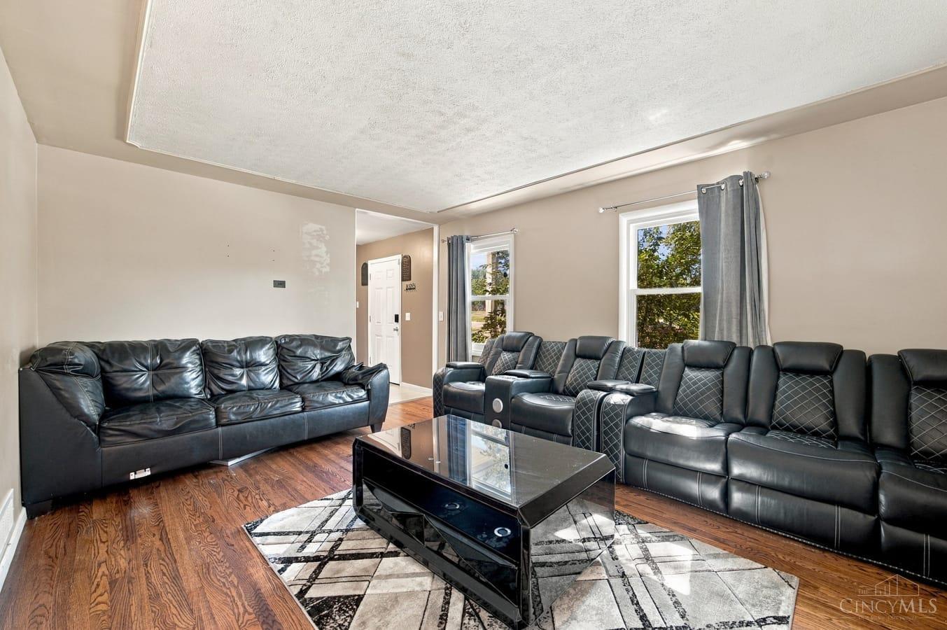 Photo 3 of Single family home for sale at 1946 Edgewater Dr, Springfield Twp., OH 45240 | MLS# 1896593 | Listing updated on 2026-10-08