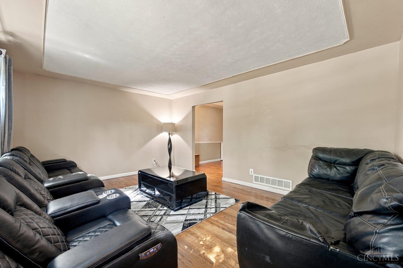 Photo 4 of Single family home for sale at 1946 Edgewater Dr, Springfield Twp., OH 45240 | MLS# 1896593 | Listing updated on 2026-10-08