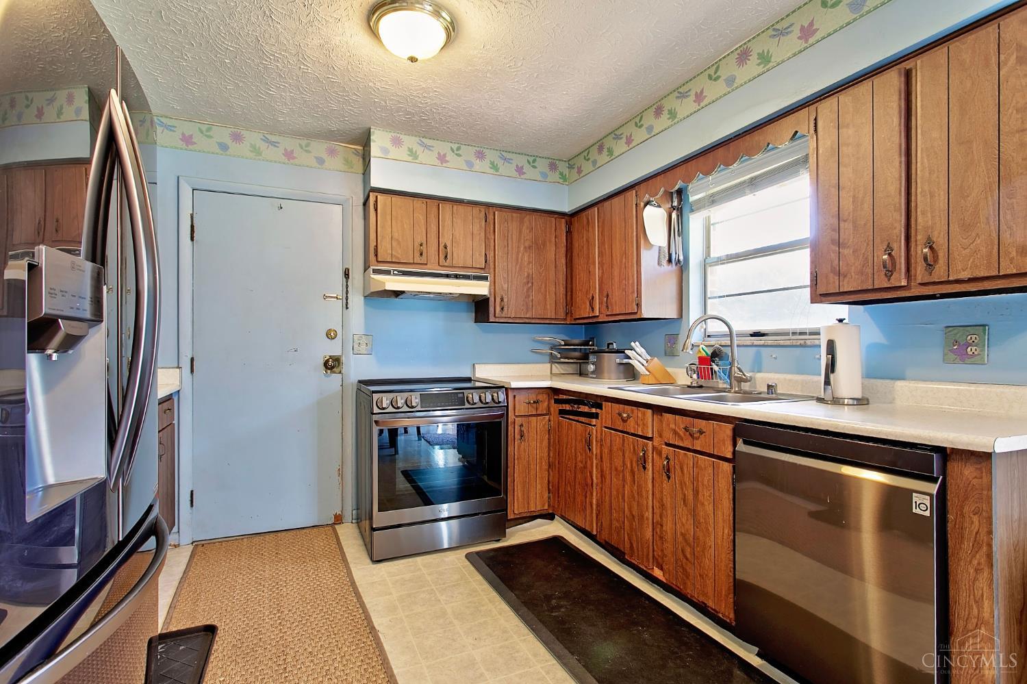 Photo 4 of Sale Pending at 907 Waycross Rd, Cincinnati, OH 45240 | MLS# 1896820 | Listing updated on 2026-10-09