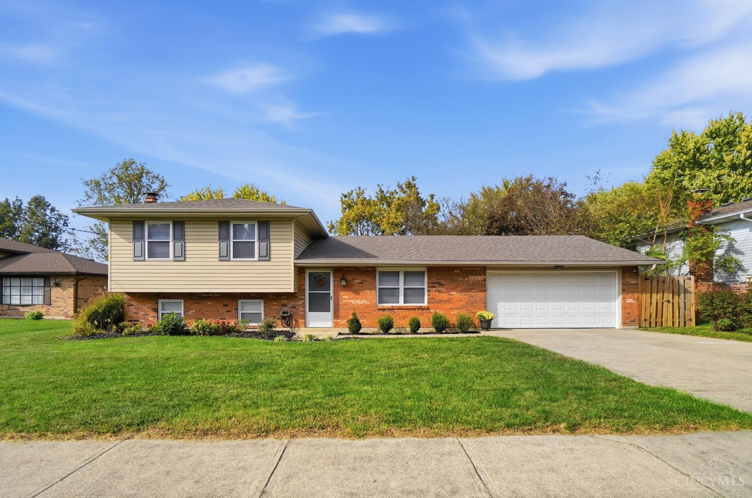 Single family home for sale at 5877 Lake Cir Dr, Fairfield, OH 45014 | MLS# 1898579