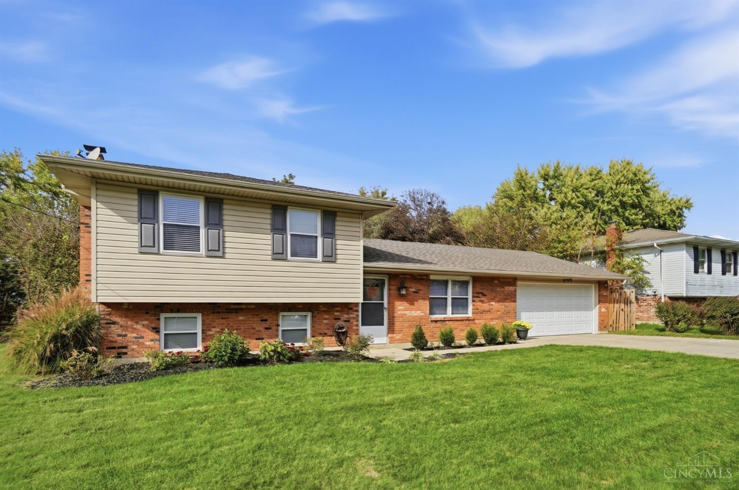Photo 2 of Single family home for sale at 5877 Lake Cir Dr, Fairfield, OH 45014 | MLS# 1898579 | Listing updated on 2026-10-29