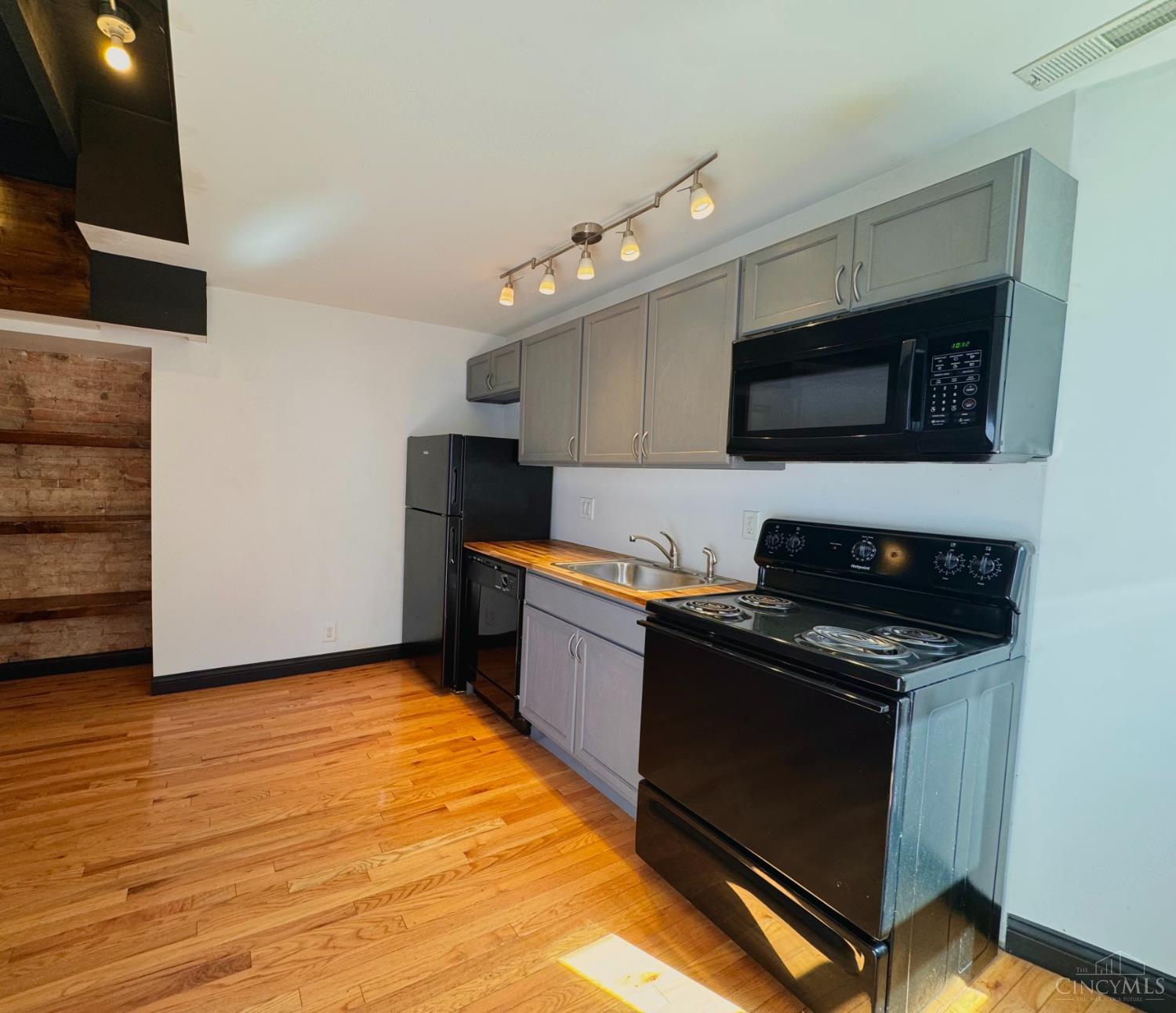 Photo 4 of House for sale at 226 Clifton Ave, Cincinnati, OH 45202 | MLS# 1898654 | Listing updated on 2026-10-28