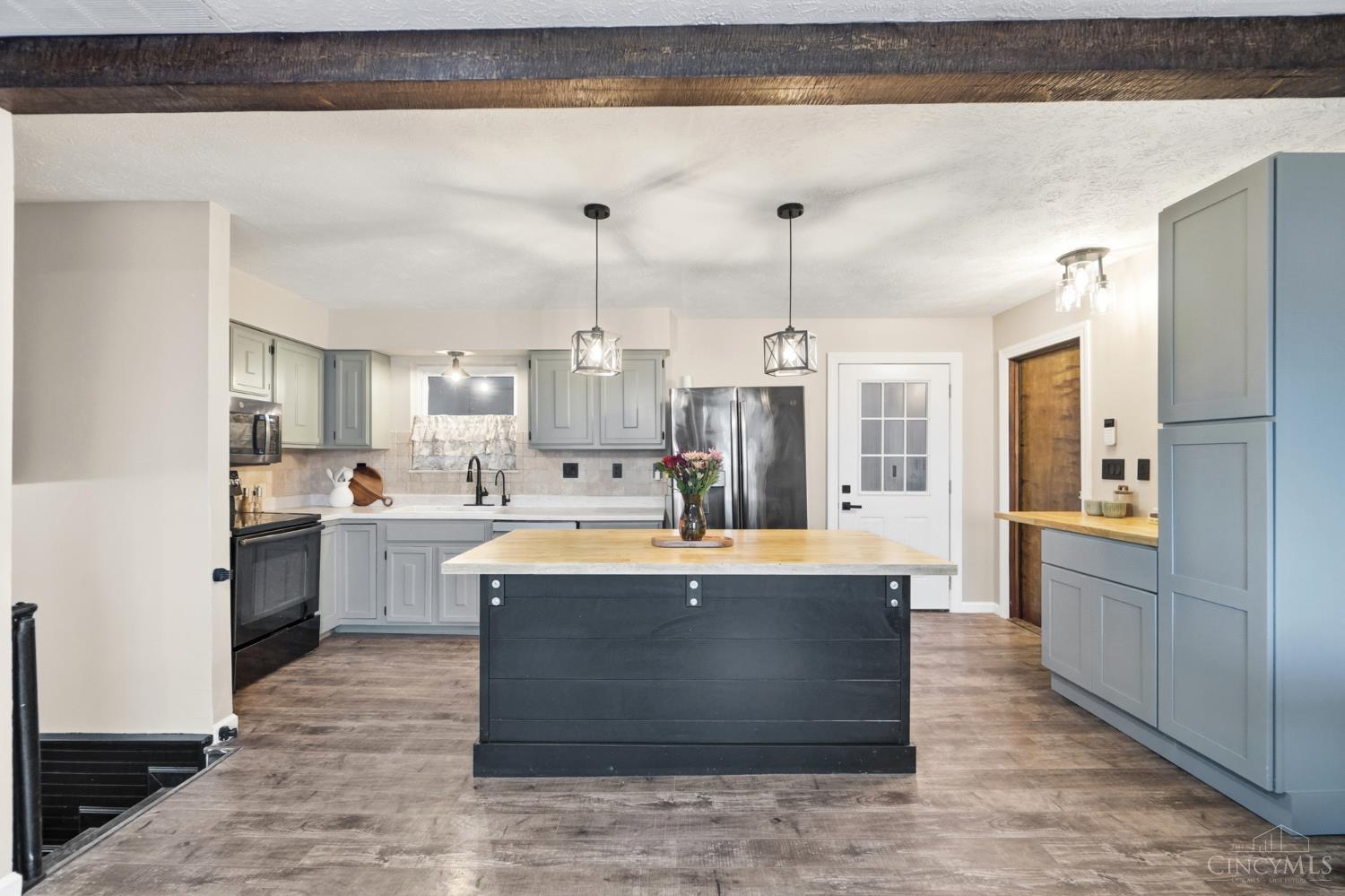 Photo 4 of Single family home for sale at 3951 W Elkton Rd, Hamilton, OH 45011 | MLS# 1898387 | Listing updated on 2026-10-29