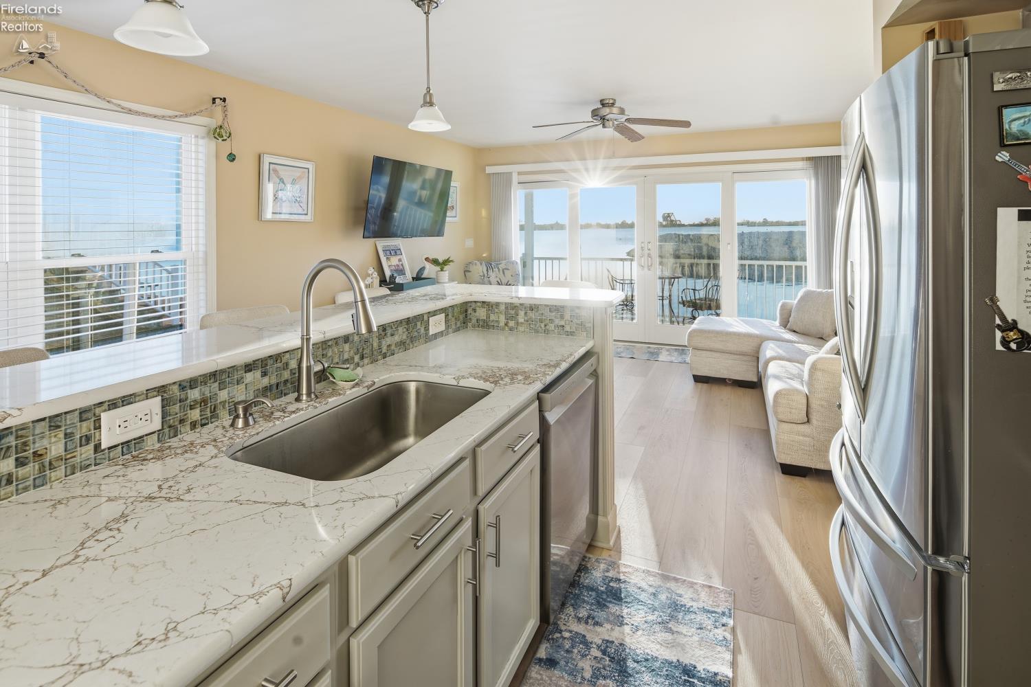 537 W Lakeshore Drive 2