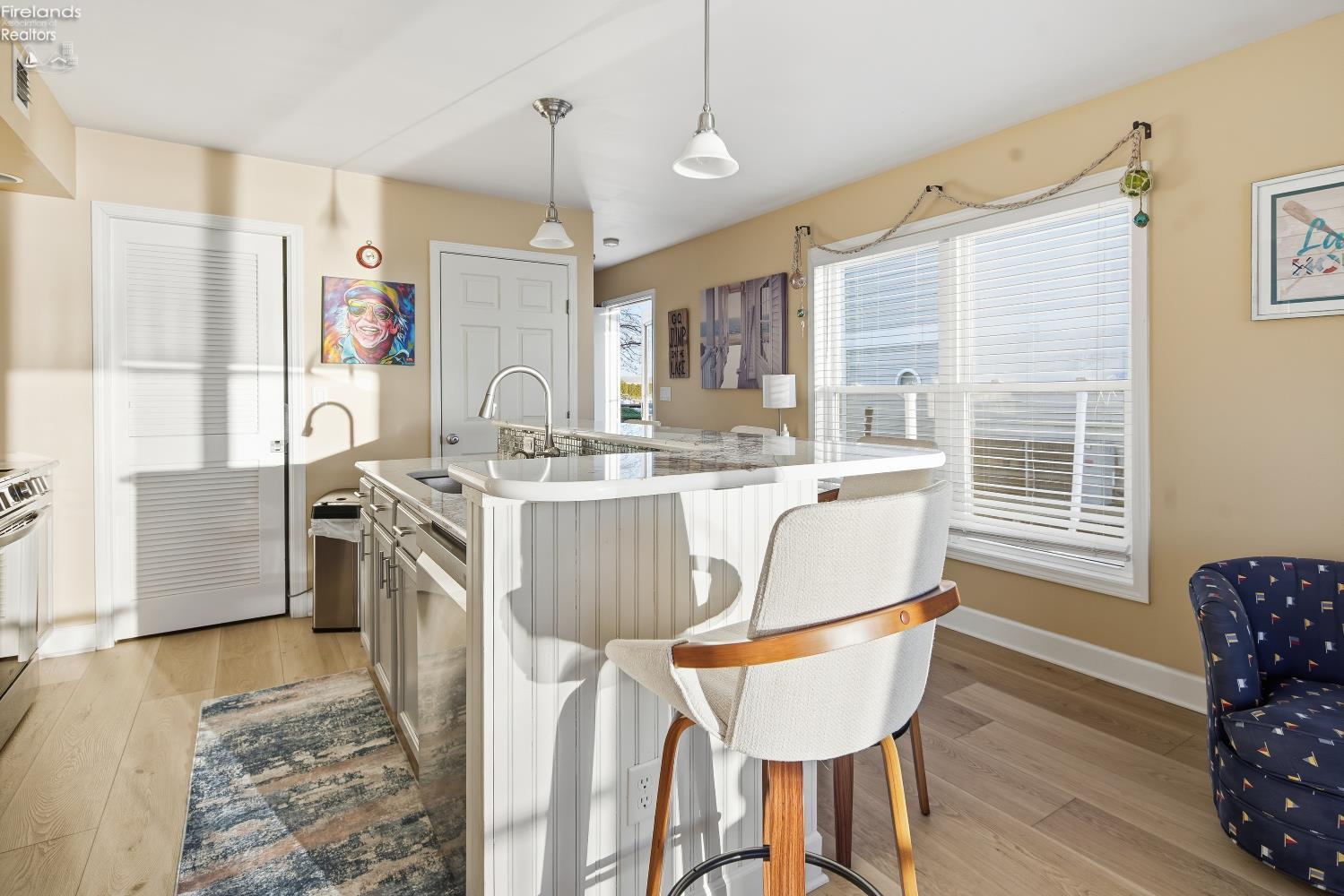 537 W Lakeshore Drive 2