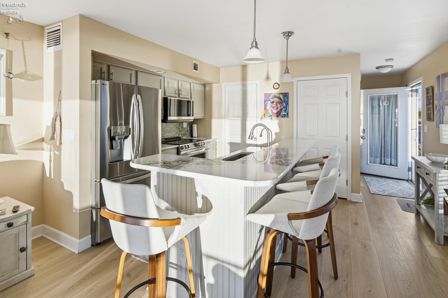 537 W Lakeshore Drive 2