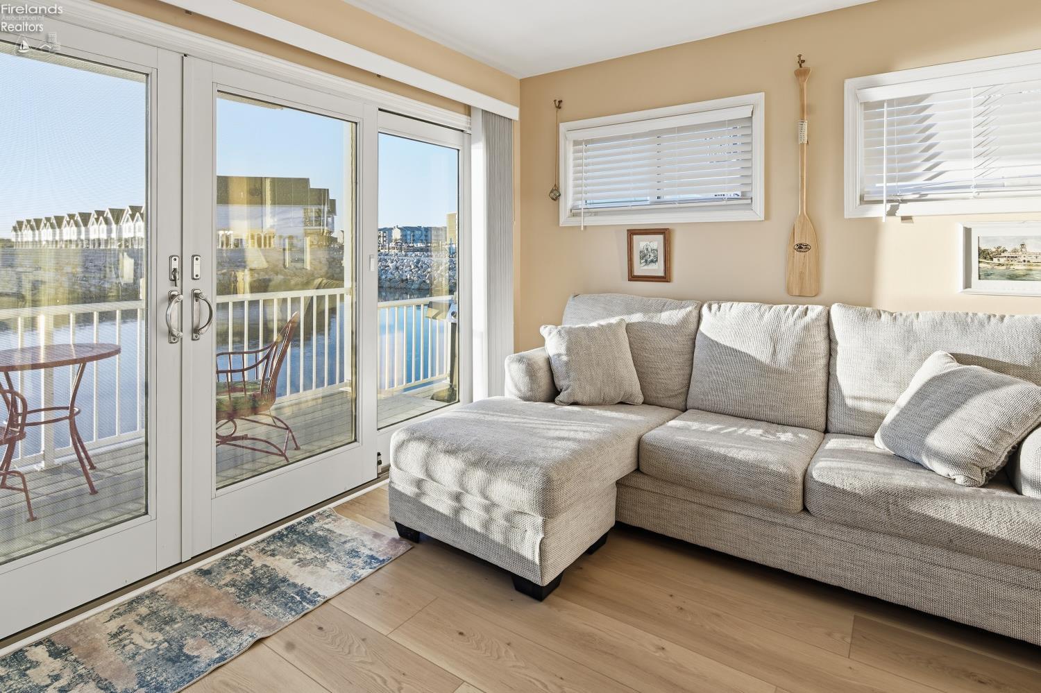 537 W Lakeshore Drive 2