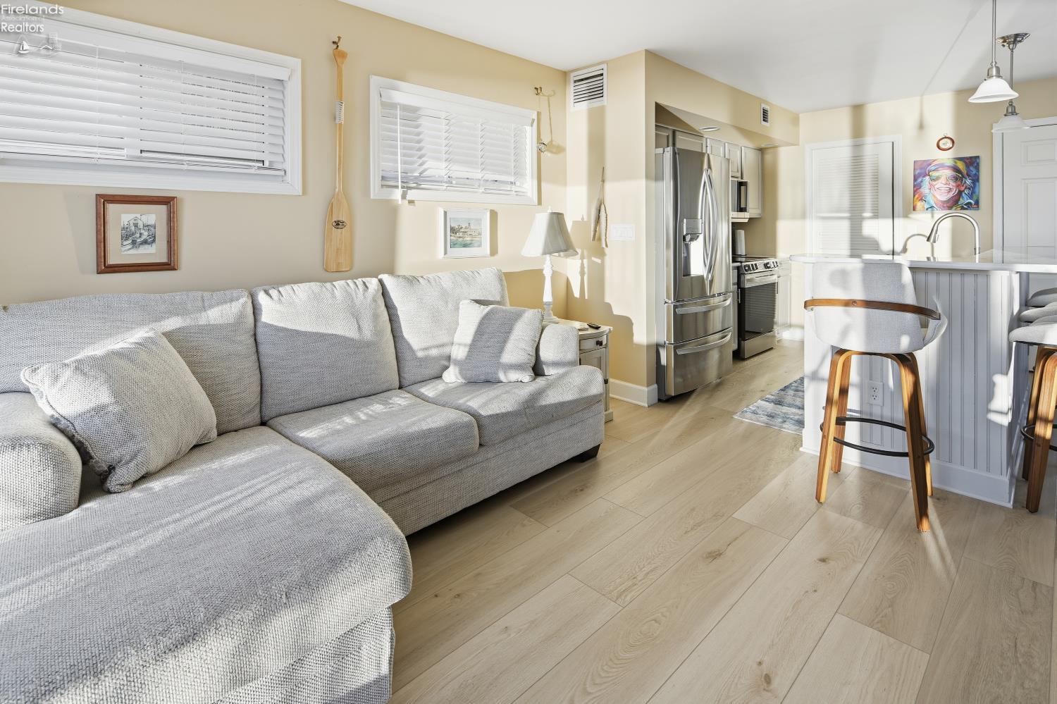 537 W Lakeshore Drive 2