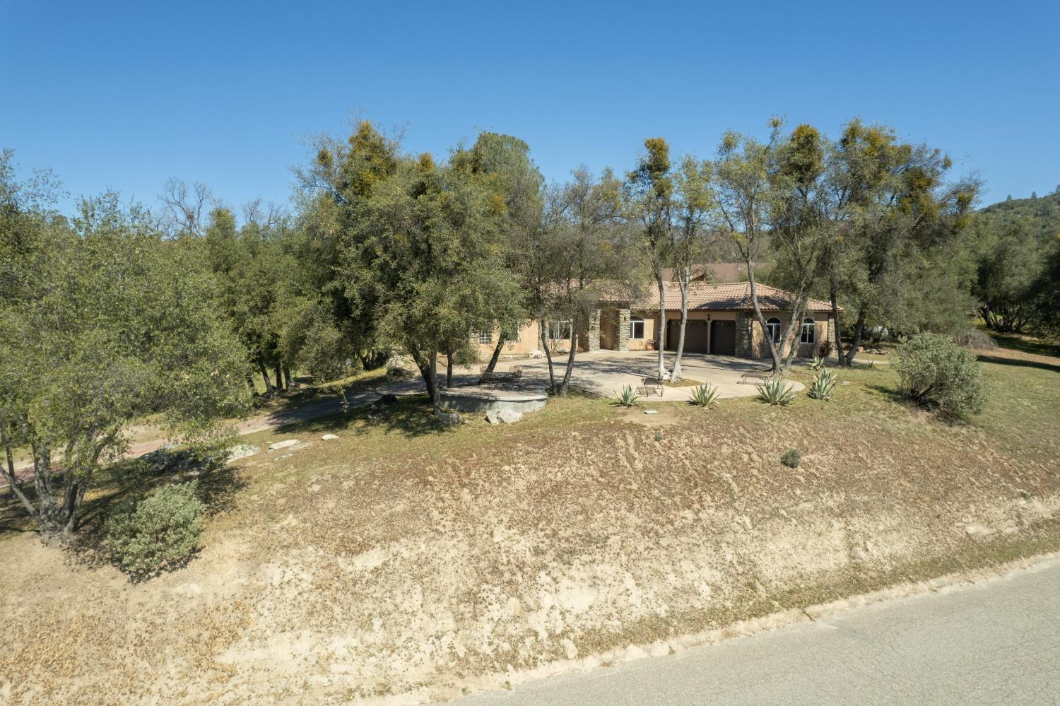 Photo of 46373 Wallu Ln in Ahwahnee, CA