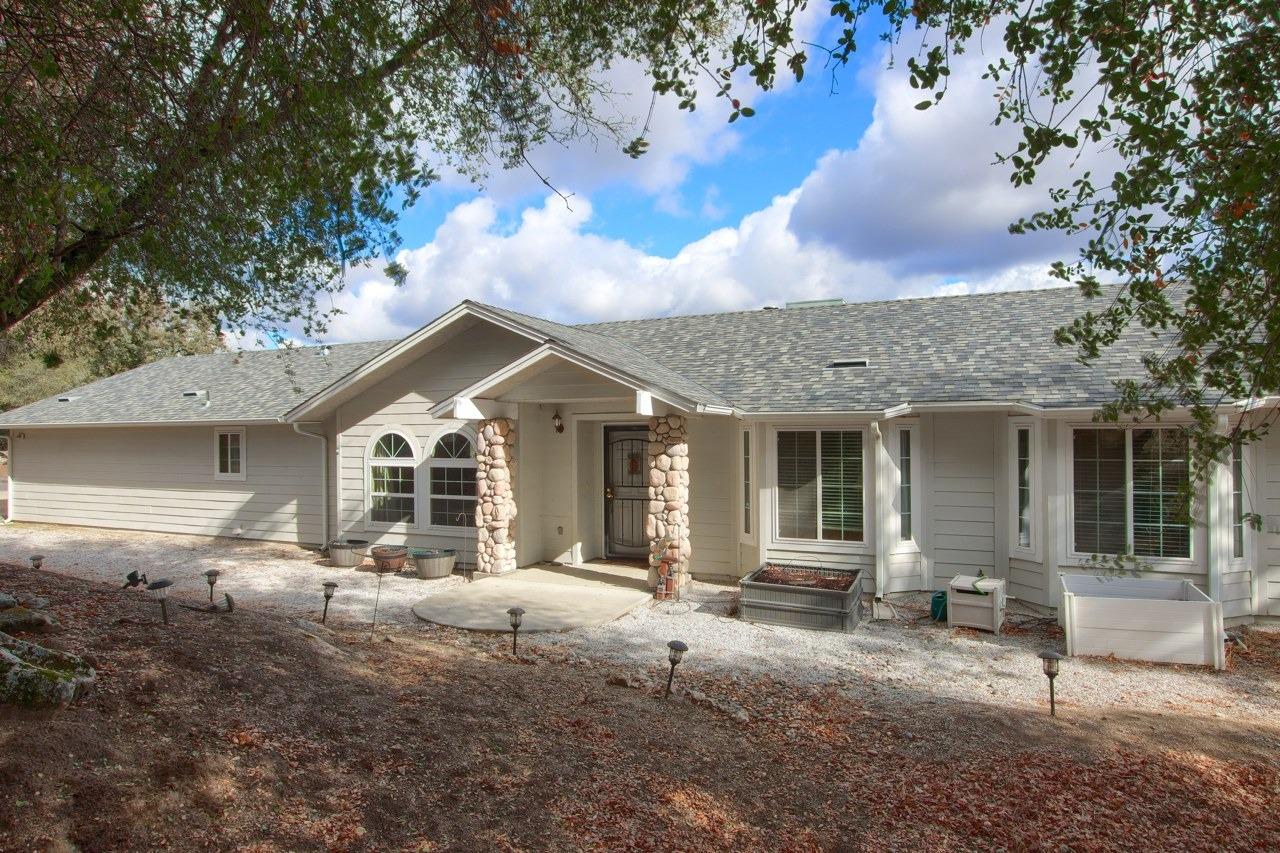 Photo of 33481 River Knolls Ln in Coarsegold, CA