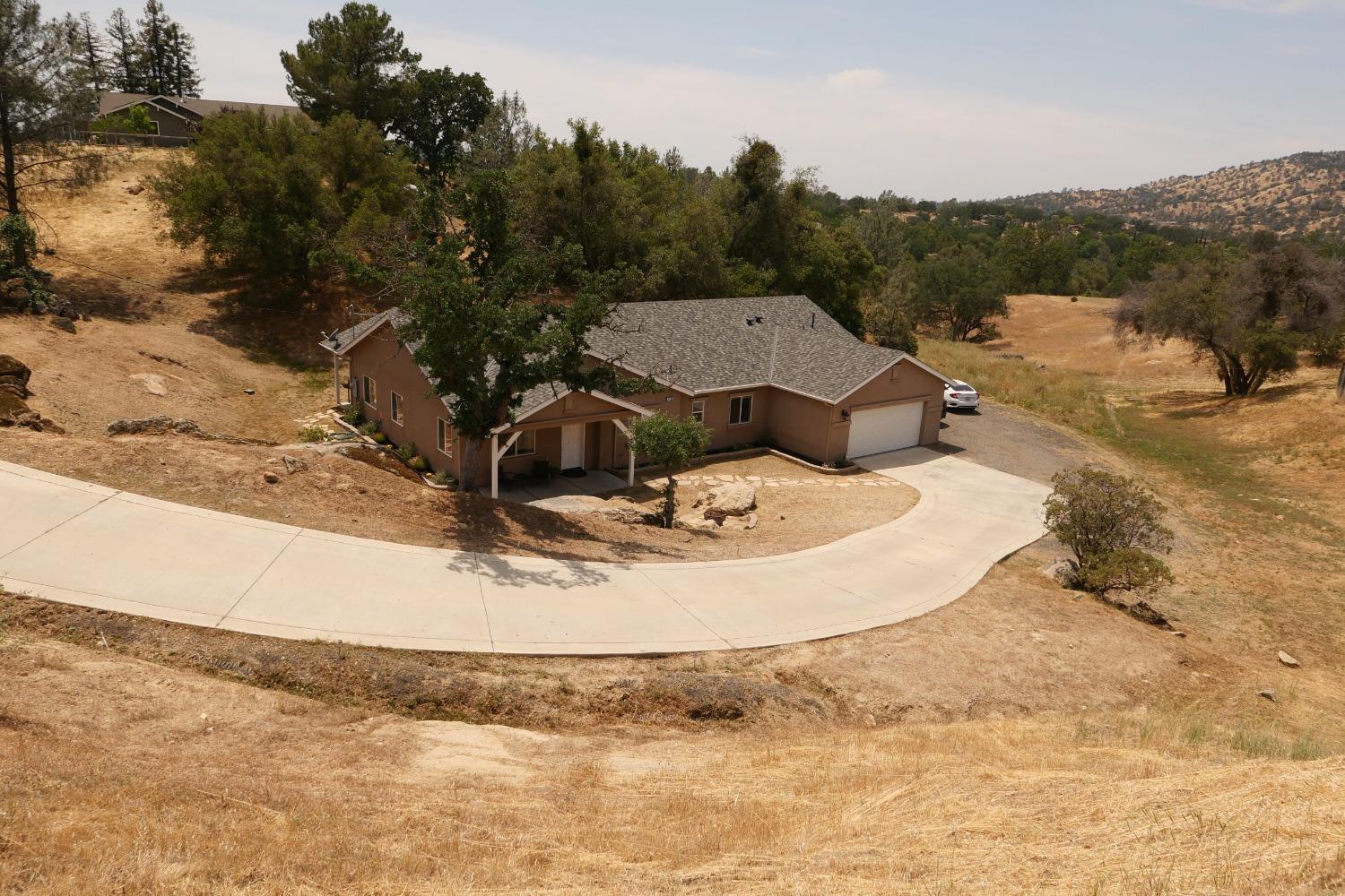 Photo of 29100 Revis Rd in Coarsegold, CA