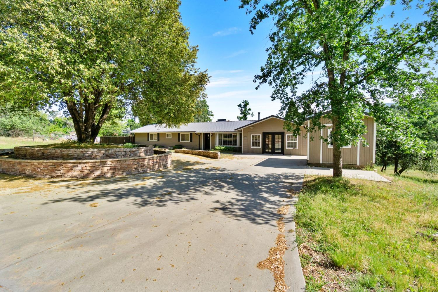 Photo of 50117 Hangtree Ln in Oakhurst, CA