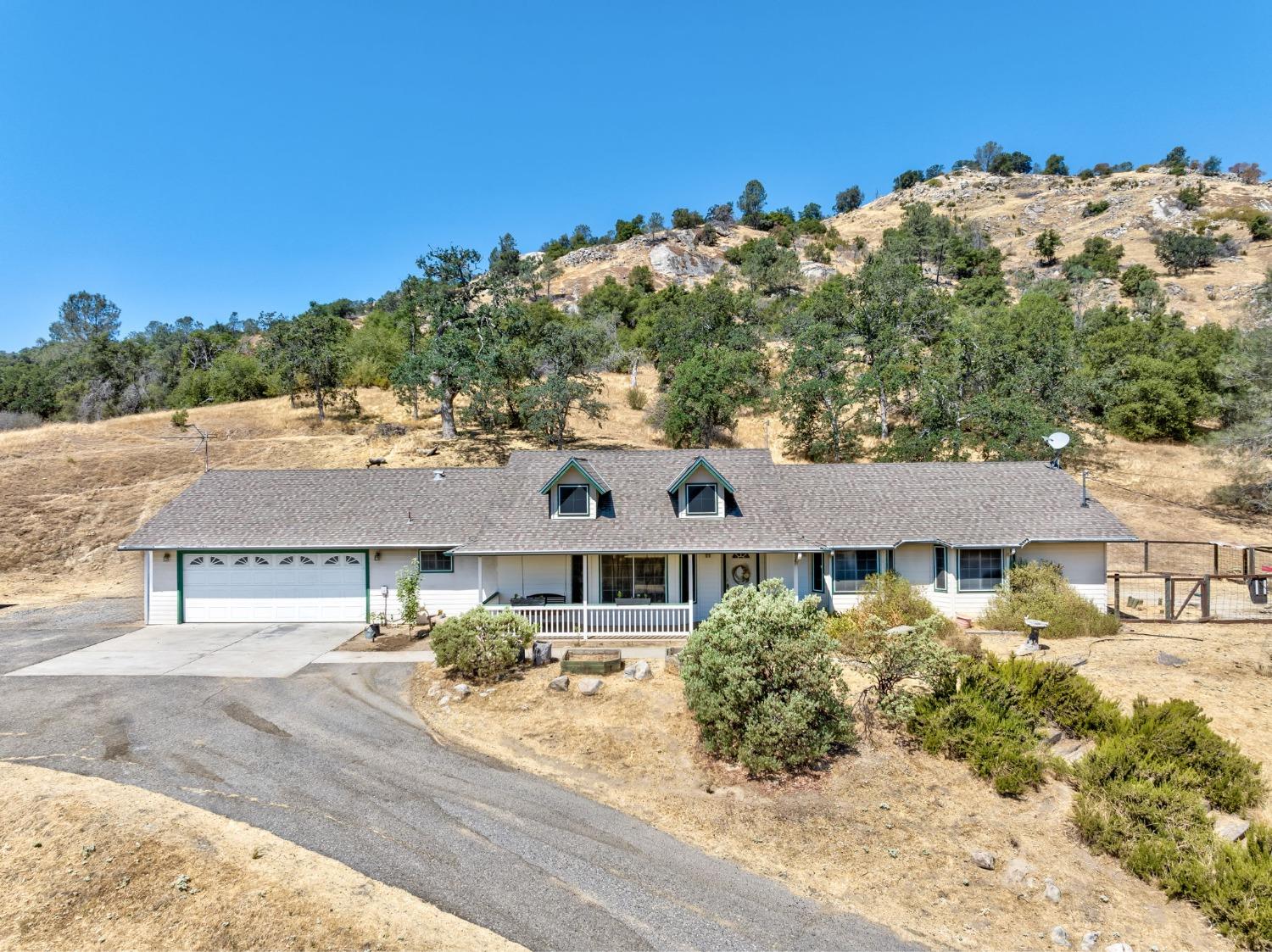 Photo of 30556 N Dome Dr in Coarsegold, CA