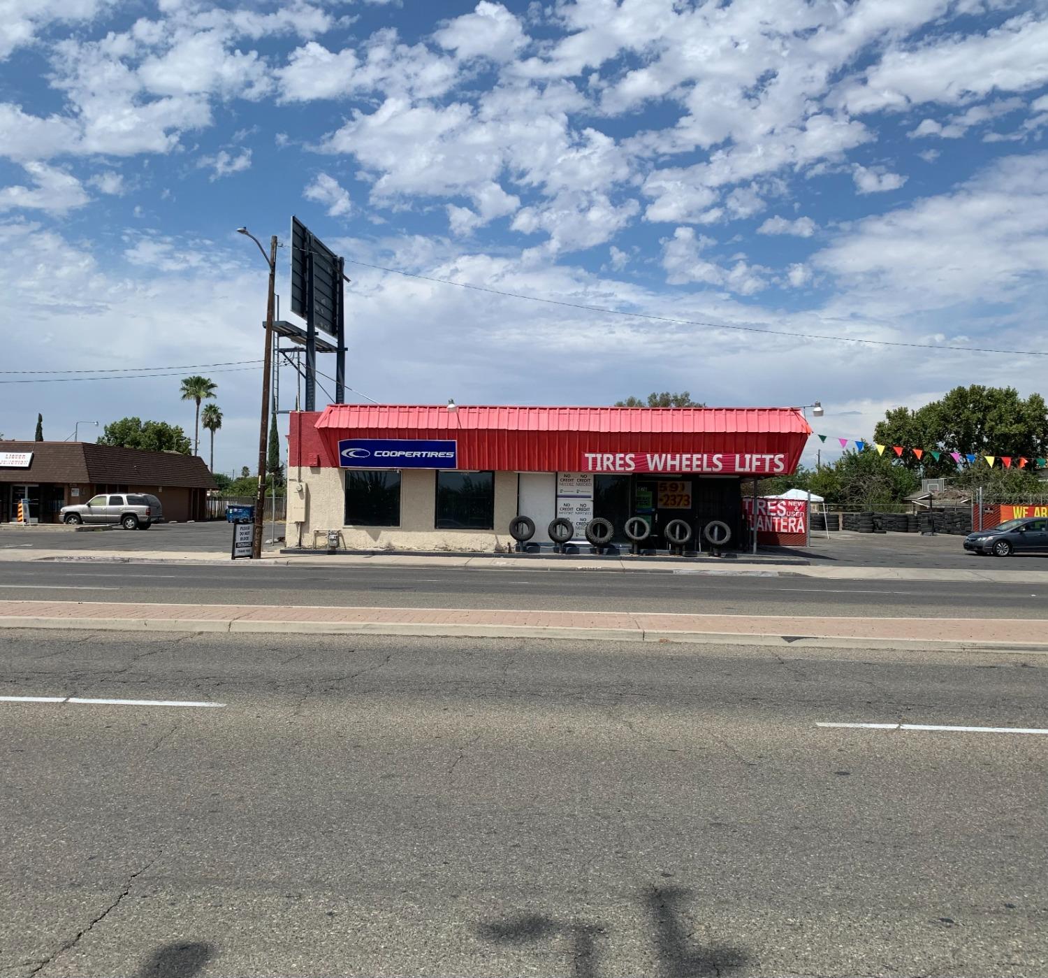 Photo of 5076 W Shaw Ave in Fresno, CA