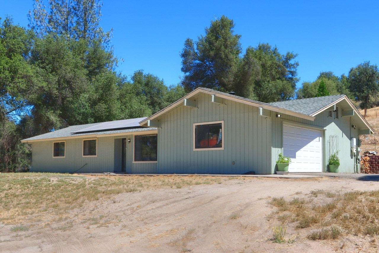 Photo of 40484 Indian Springs Ct in Oakhurst, CA