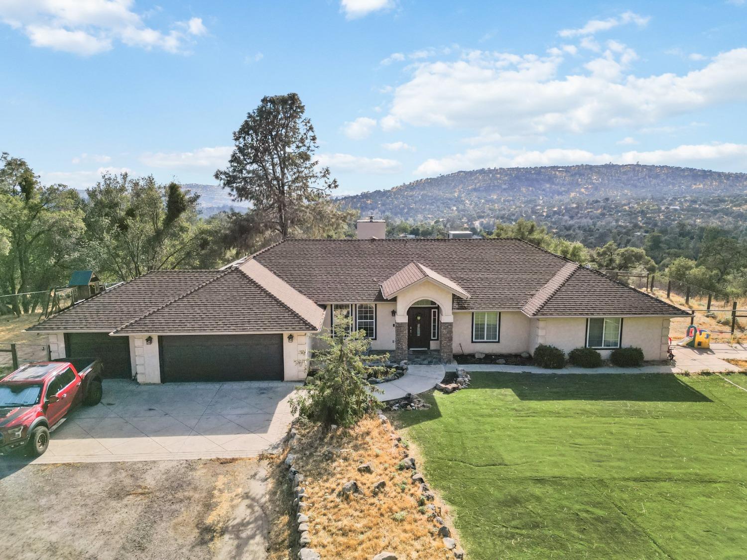 Photo of 29945 Revis Rd in Coarsegold, CA