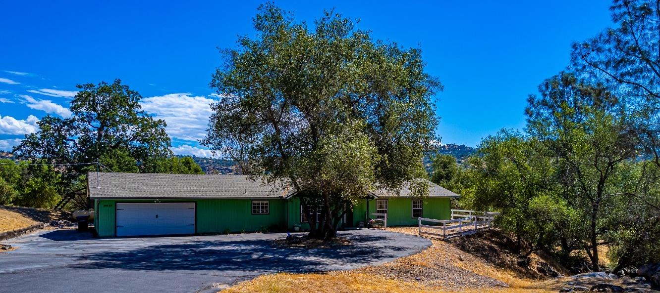 Photo of 30535 Titan Dr in Coarsegold, CA