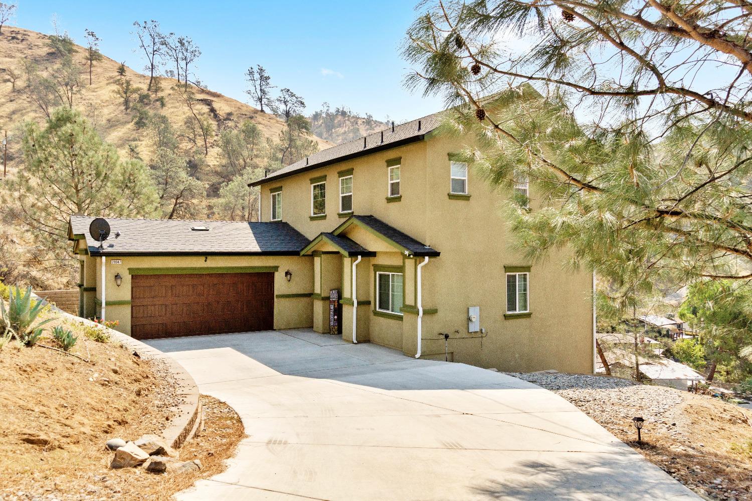 Photo of 28047 Sky Lake Dr in Friant, CA