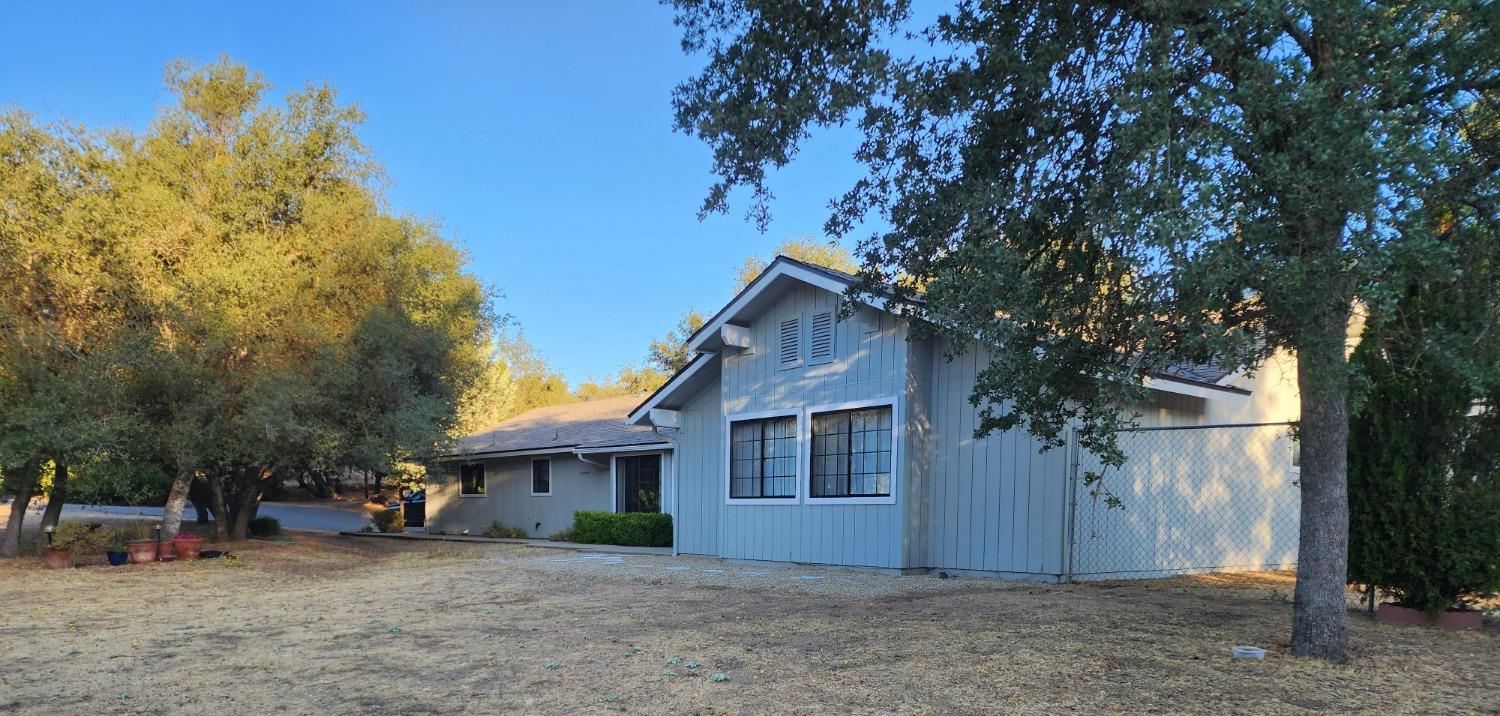 Photo of 47663 Willow Pond Rd in Coarsegold, CA
