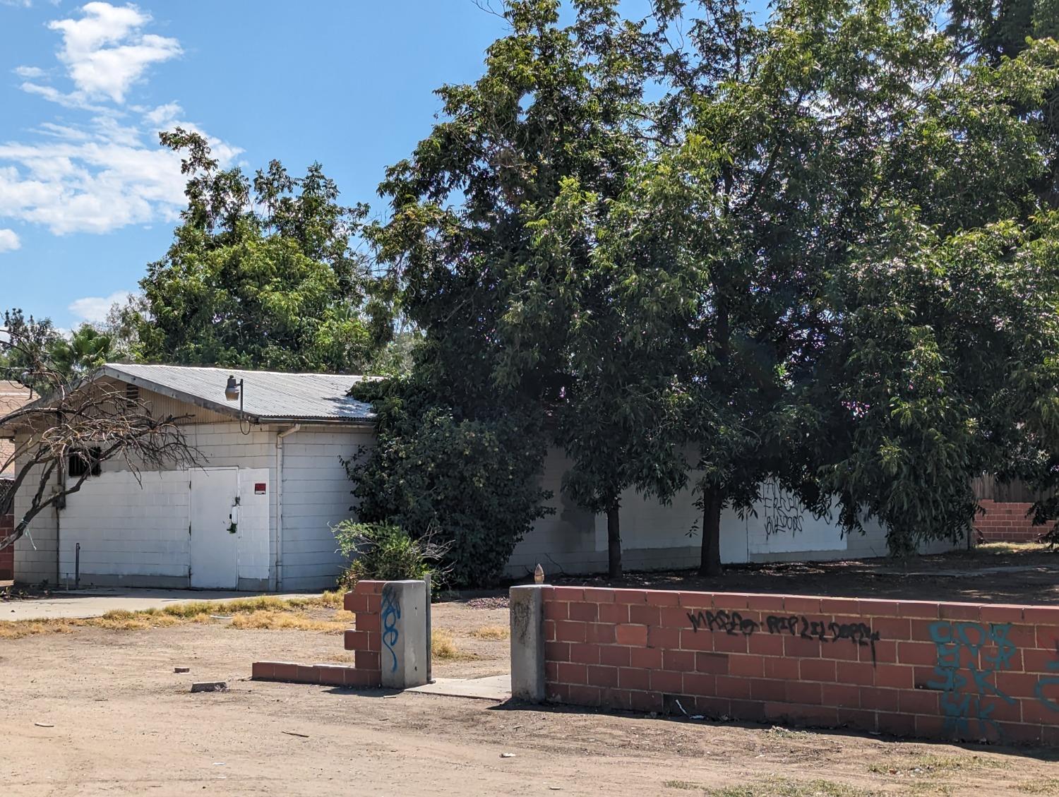 Great opportunity to purchase this industrial lot close of W Belmont. The lot is vacant with a 1,300 sqft + storage garage. There is also a domestic well on the property with city water available.